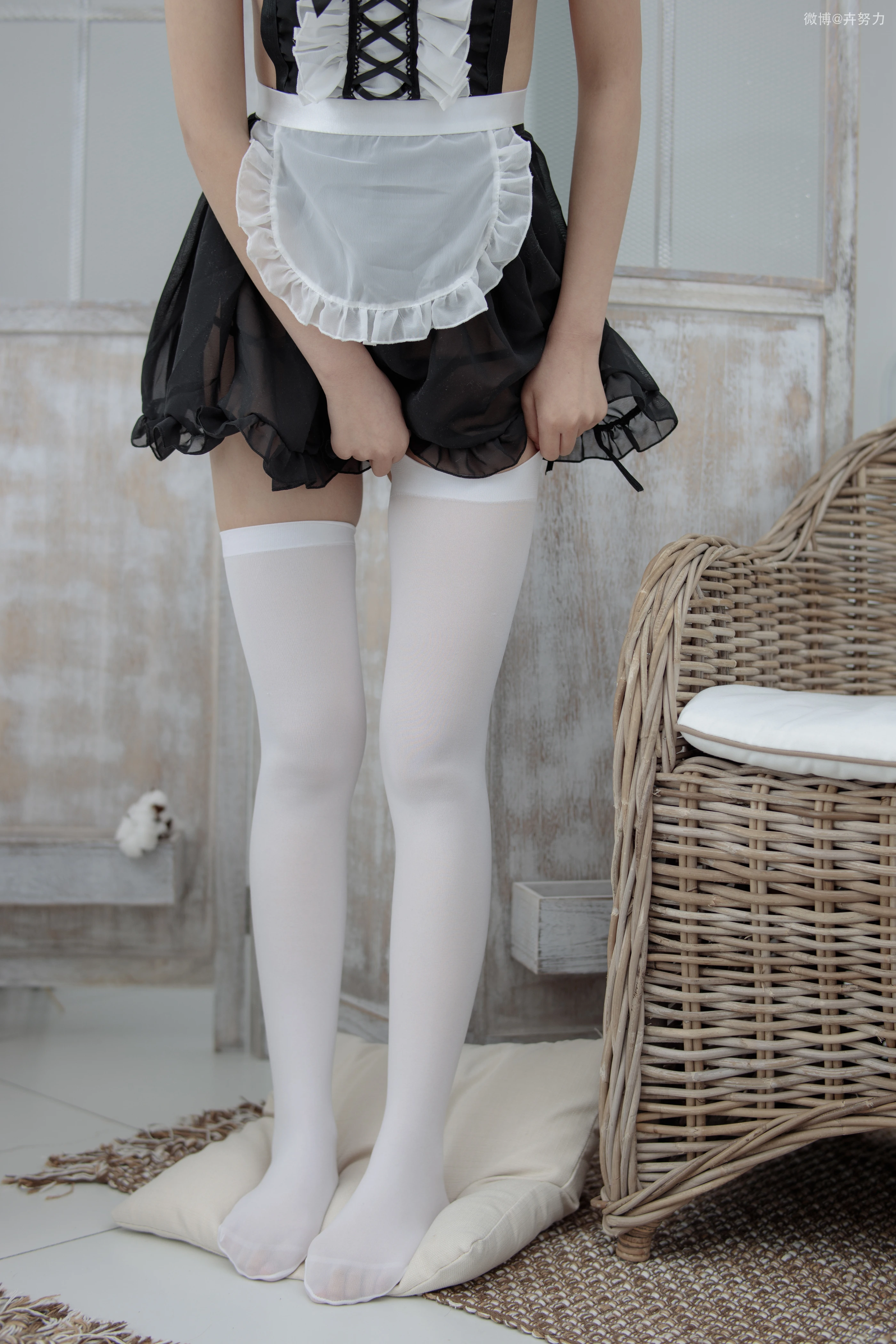 森萝财团 JKFUN-038《湿气很重的白色房间》80D白色过膝袜 卉子 [105P 1V]插图3